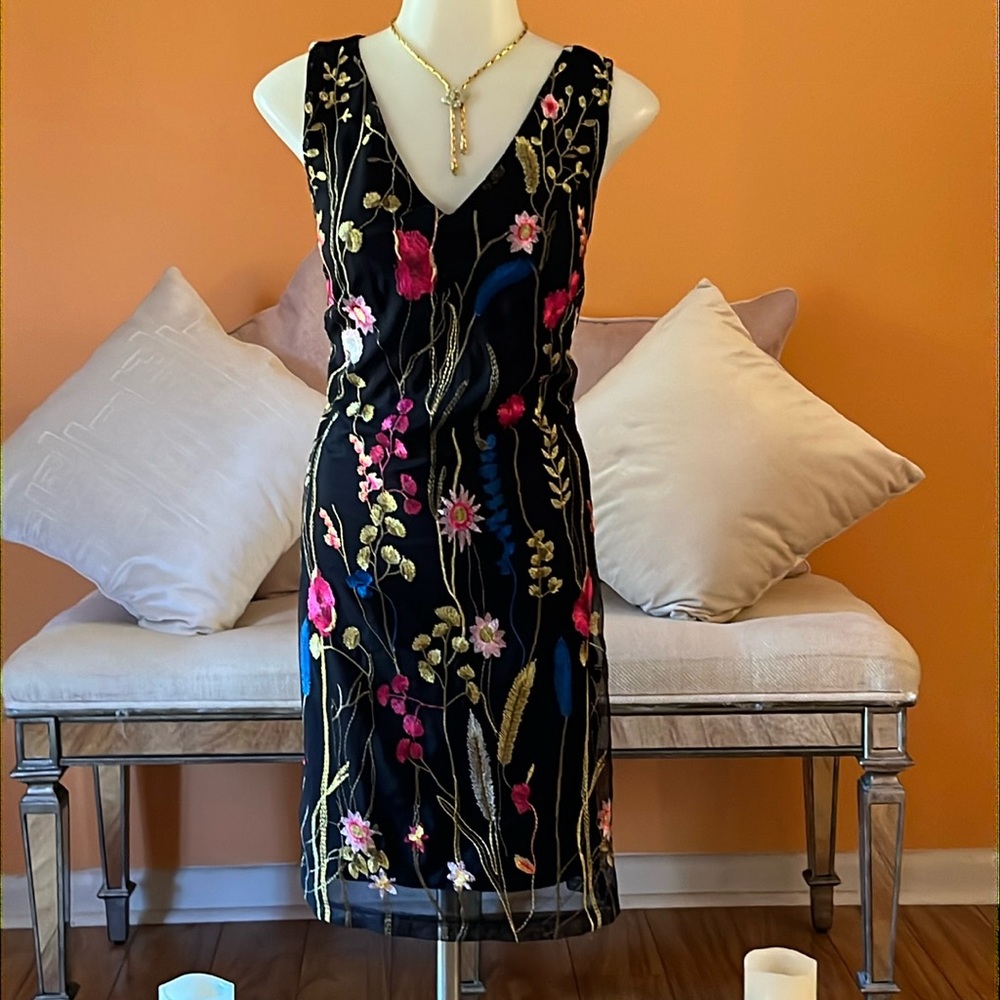 Sleeveless multicolored dress.